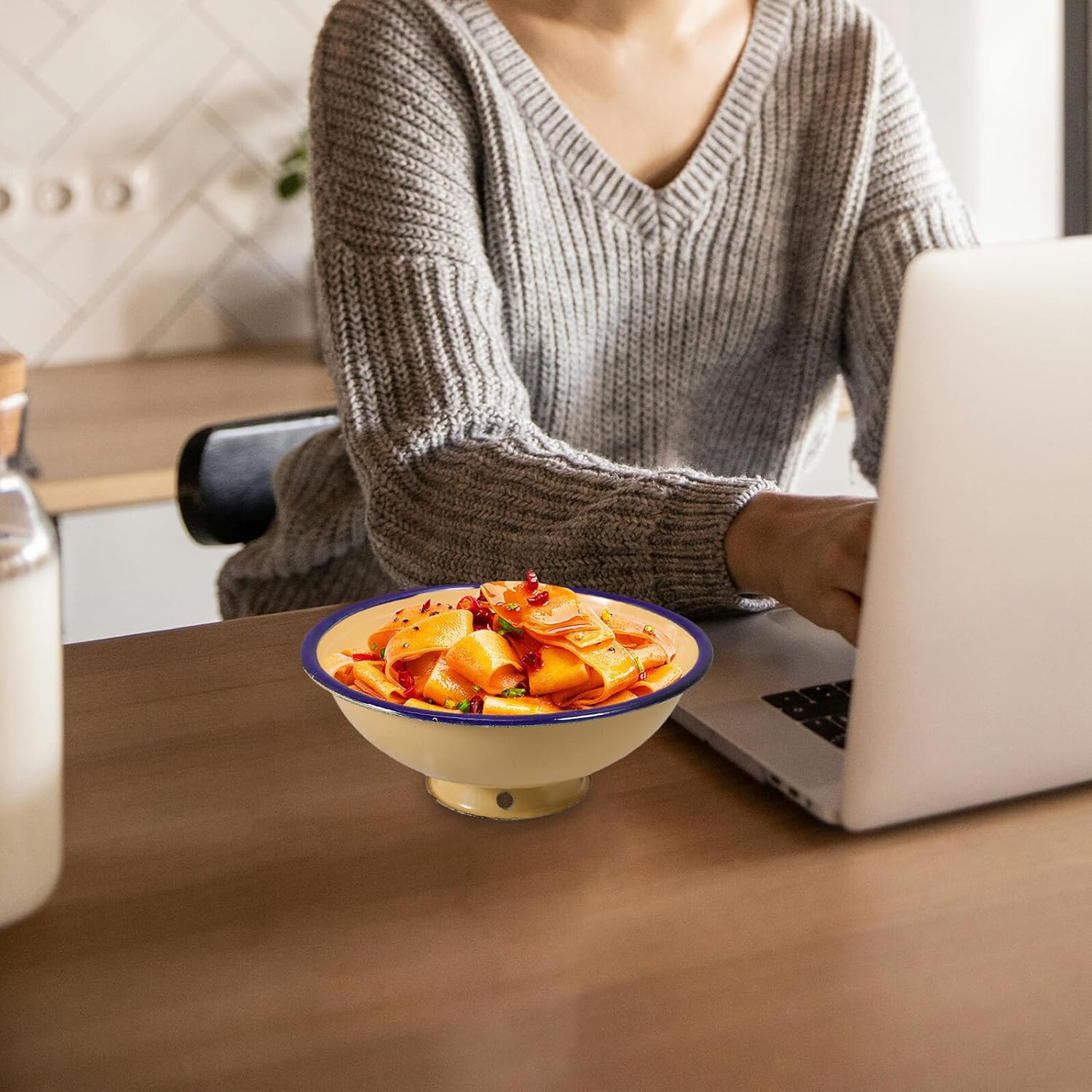 Toyvian 2pcs Vintage Enamel Soup Bowl Thick Food Basin with Deep Design Multi-purpose Stable Rice and Ramen Bowls for Serving and Mixing Classic Retro Style Safe and Easy to Random Color