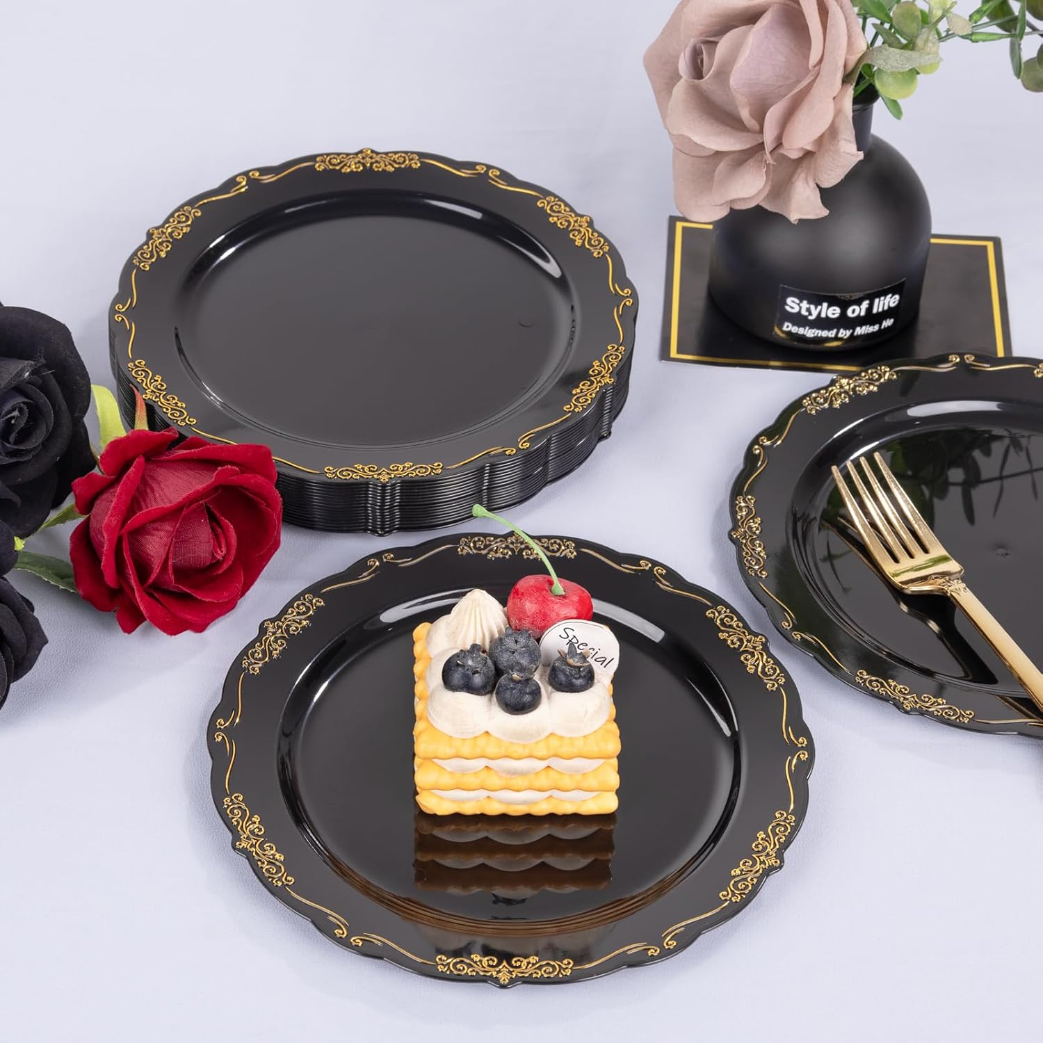 DaYammi 60PCS Black and Gold Plastic Plates, Heavy Duty Black and Gold Disposable Plates Premium 7.5 inch Dessert Cake Salad Appetizer Plate Hard Plastic Plate Disposable for Party Wedding