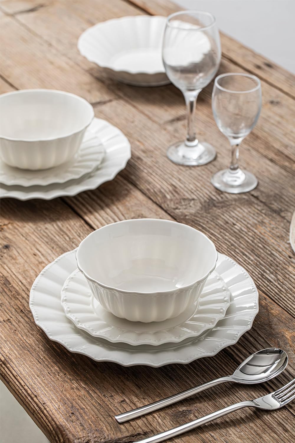 Plates and Bowls Sets, 16 Piece Dinnerware Sets, Porcelain Dinner Set with Plates and Bowls, Ceramic tableware, Modern Bone China Dish Set for 4, Wavy Pattern